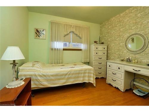 212 West 33Rd Street, Hamilton, ON - Indoor Photo Showing Bedroom