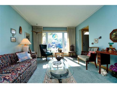 212 West 33Rd Street, Hamilton, ON - Indoor Photo Showing Living Room