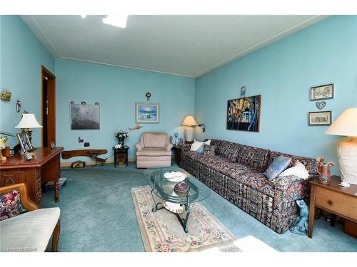 212 West 33Rd Street, Hamilton, ON - Indoor Photo Showing Living Room