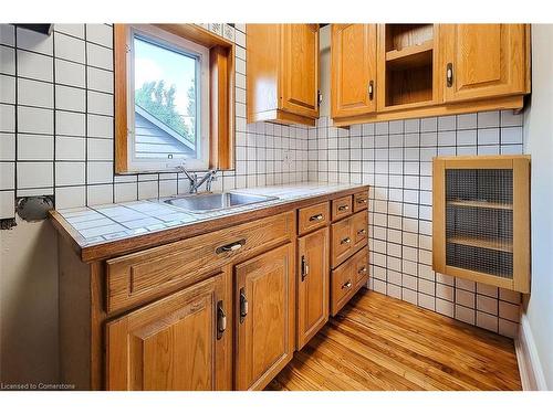 17 Barnesdale Avenue N, Hamilton, ON - Indoor Photo Showing Kitchen