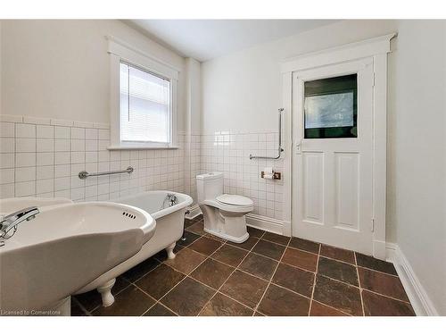 17 Barnesdale Avenue N, Hamilton, ON - Indoor Photo Showing Bathroom