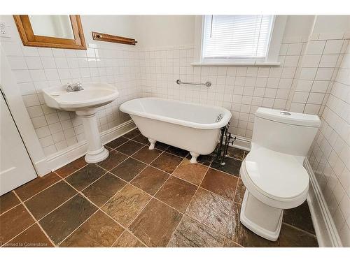 17 Barnesdale Avenue N, Hamilton, ON - Indoor Photo Showing Bathroom