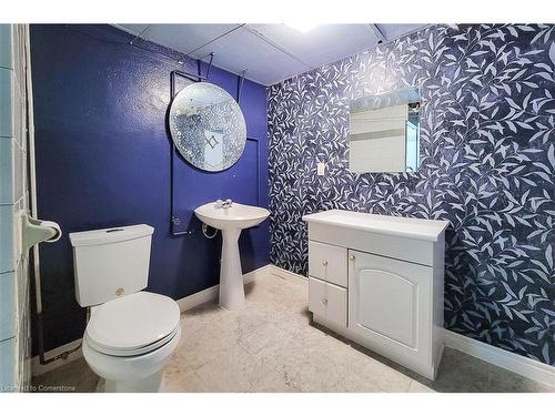 17 Barnesdale Avenue N, Hamilton, ON - Indoor Photo Showing Bathroom