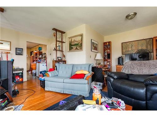 699 Gilmore Road, Fort Erie, ON - Indoor Photo Showing Living Room