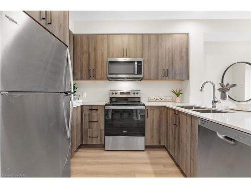 410-120 Spring Valley Crescent, Hamilton, ON - Indoor Photo Showing Kitchen With Stainless Steel Kitchen With Double Sink With Upgraded Kitchen