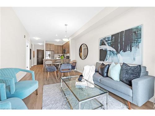 410-120 Spring Valley Crescent, Hamilton, ON - Indoor Photo Showing Living Room