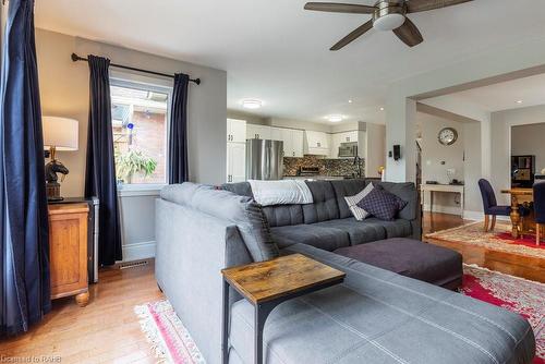 35 Banbury Drive, Ancaster, ON - Indoor Photo Showing Living Room