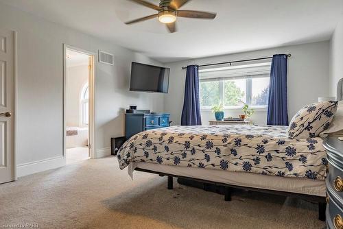 35 Banbury Drive, Ancaster, ON - Indoor Photo Showing Bedroom