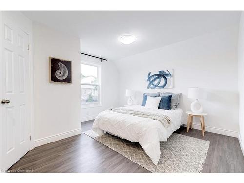 22 Francis Street, Hamilton, ON - Indoor Photo Showing Bedroom