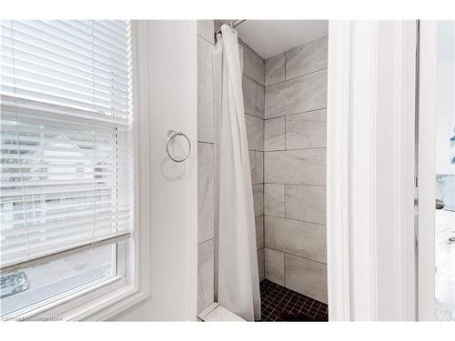 22 Francis Street, Hamilton, ON - Indoor Photo Showing Bathroom