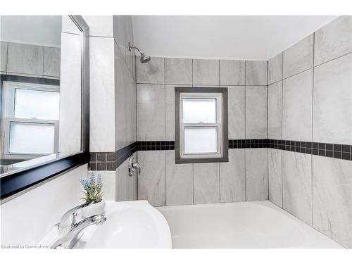 22 Francis Street, Hamilton, ON - Indoor Photo Showing Bathroom