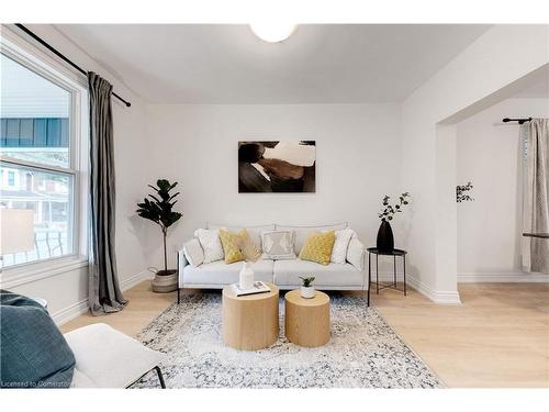 22 Francis Street, Hamilton, ON - Indoor Photo Showing Living Room