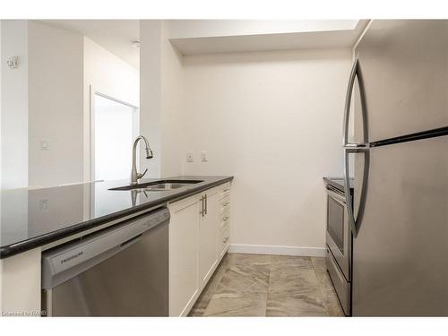 235-125 Shoreview Place, Stoney Creek, ON - Indoor Photo Showing Kitchen With Double Sink