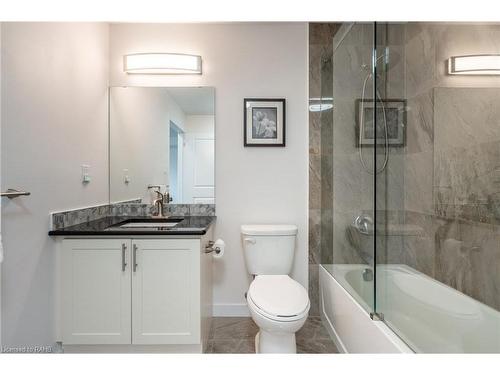 235-125 Shoreview Place, Stoney Creek, ON - Indoor Photo Showing Bathroom