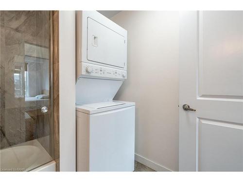 235-125 Shoreview Place, Stoney Creek, ON - Indoor Photo Showing Laundry Room