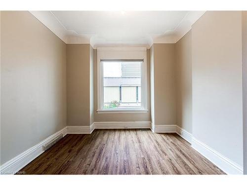 92 Ashley Street, Hamilton, ON - Indoor Photo Showing Other Room