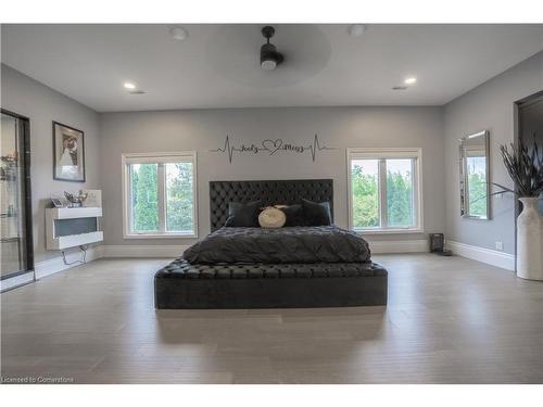 7566 Howard Avenue, Mcgregor, ON - Indoor Photo Showing Living Room