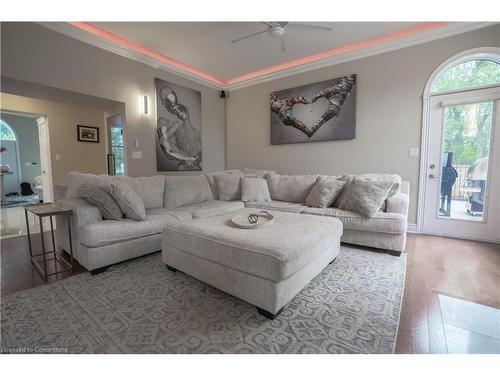 7566 Howard Avenue, Mcgregor, ON - Indoor Photo Showing Living Room