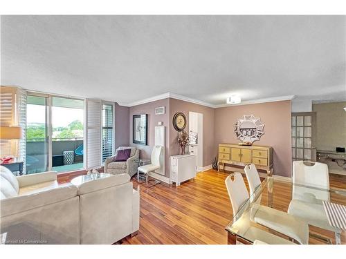 501-1425 Ghent Avenue, Burlington, ON - Indoor Photo Showing Living Room