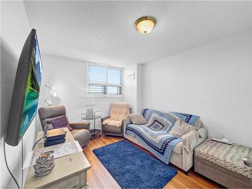 501-1425 Ghent Avenue, Burlington, ON - Indoor Photo Showing Living Room