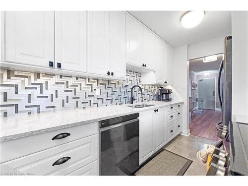 501-1425 Ghent Avenue, Burlington, ON - Indoor Photo Showing Kitchen With Double Sink With Upgraded Kitchen