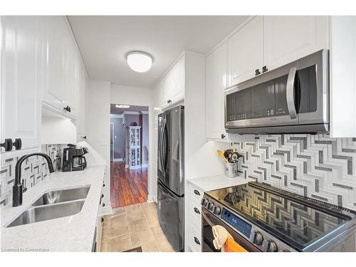 501-1425 Ghent Avenue, Burlington, ON - Indoor Photo Showing Kitchen With Double Sink With Upgraded Kitchen