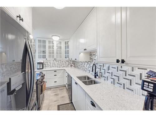 501-1425 Ghent Avenue, Burlington, ON - Indoor Photo Showing Kitchen With Double Sink With Upgraded Kitchen