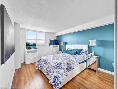 501-1425 Ghent Avenue, Burlington, ON - Indoor Photo Showing Bedroom