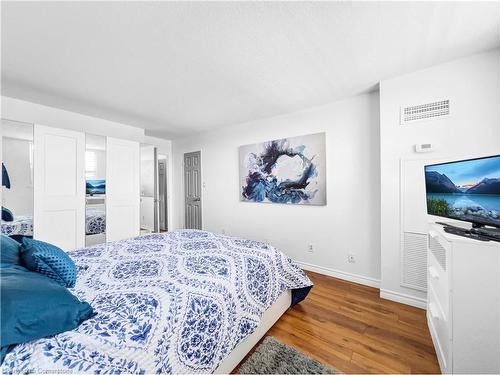 501-1425 Ghent Avenue, Burlington, ON - Indoor Photo Showing Bedroom