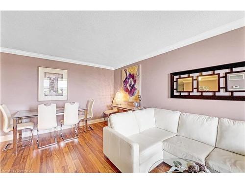 501-1425 Ghent Avenue, Burlington, ON - Indoor Photo Showing Living Room