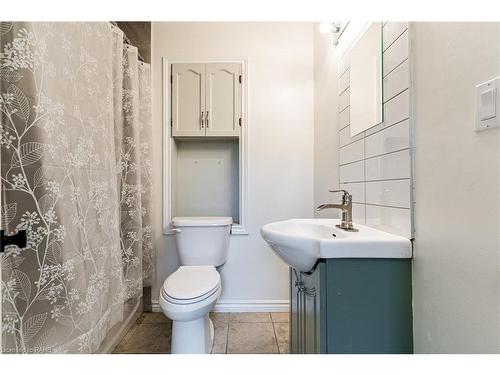 92 Ashley Street, Hamilton, ON - Indoor Photo Showing Bathroom