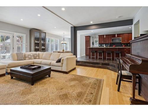 574 Tomahawk Crescent, Ancaster, ON - Indoor Photo Showing Living Room