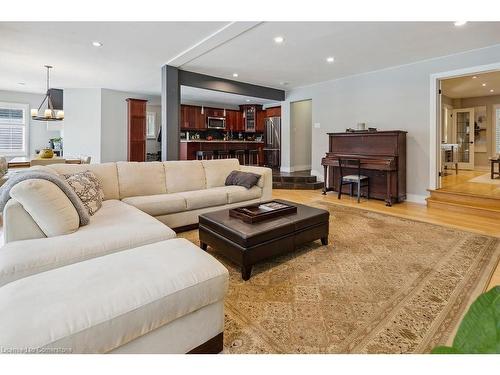 574 Tomahawk Crescent, Ancaster, ON - Indoor Photo Showing Living Room