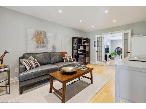 574 Tomahawk Crescent, Ancaster, ON - Indoor Photo Showing Living Room