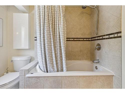 574 Tomahawk Crescent, Ancaster, ON - Indoor Photo Showing Bathroom