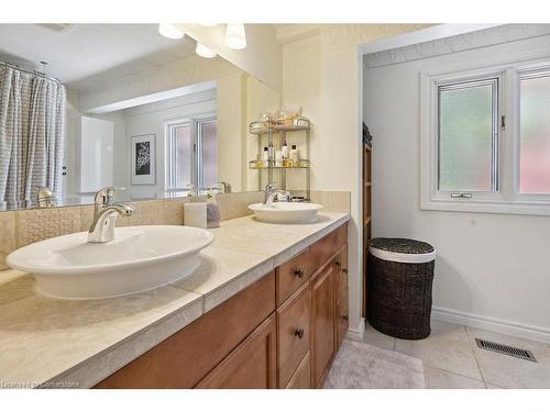 574 Tomahawk Crescent, Ancaster, ON - Indoor Photo Showing Bathroom