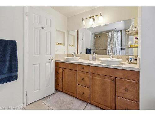 574 Tomahawk Crescent, Ancaster, ON - Indoor Photo Showing Bathroom