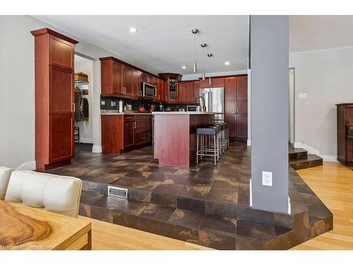 574 Tomahawk Crescent, Ancaster, ON - Indoor Photo Showing Kitchen