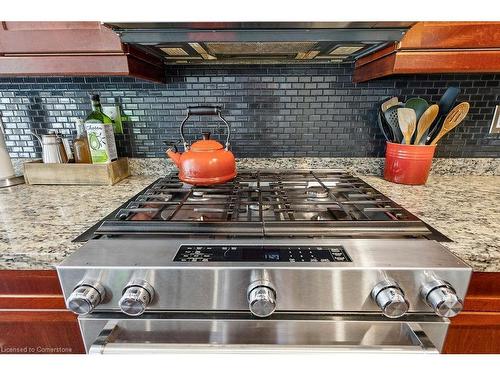 574 Tomahawk Crescent, Ancaster, ON - Indoor Photo Showing Kitchen