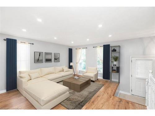 30 Country Club Road, Cayuga, ON - Indoor Photo Showing Living Room