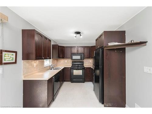 30 Country Club Road, Cayuga, ON - Indoor Photo Showing Kitchen With Double Sink