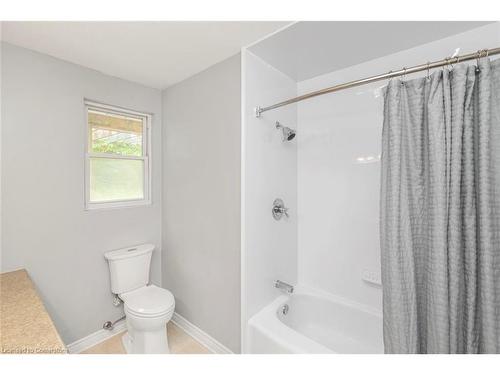 30 Country Club Road, Cayuga, ON - Indoor Photo Showing Bathroom