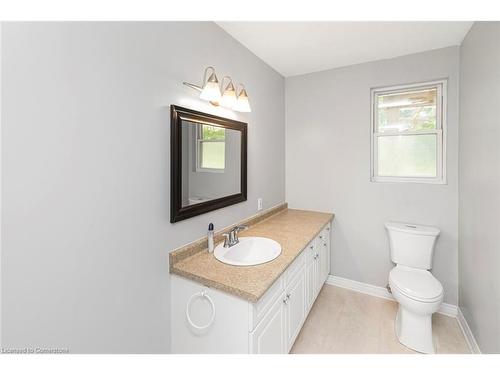 30 Country Club Road, Cayuga, ON - Indoor Photo Showing Bathroom