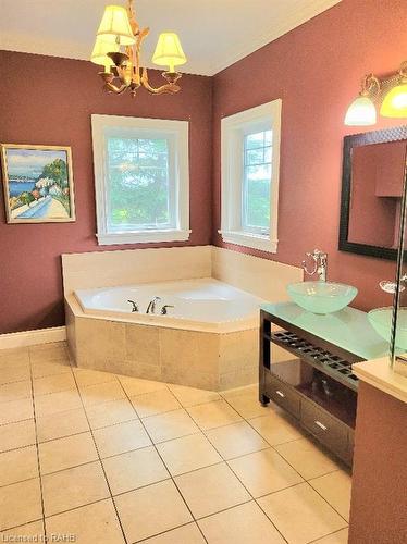 4251 King Street E, Beamsville, ON - Indoor Photo Showing Bathroom