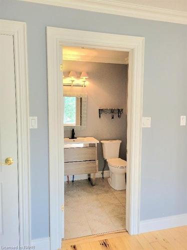 4251 King Street E, Beamsville, ON - Indoor Photo Showing Bathroom