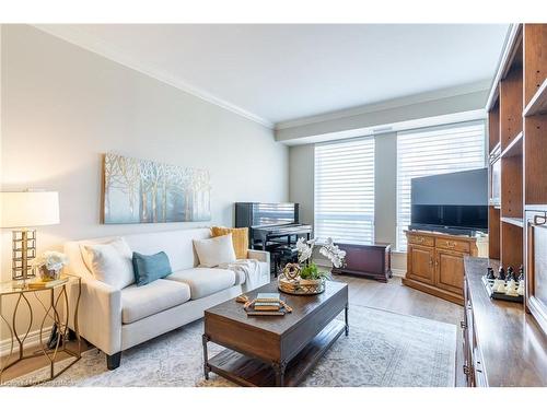 607-40 Old Mill Road, Oakville, ON - Indoor Photo Showing Living Room