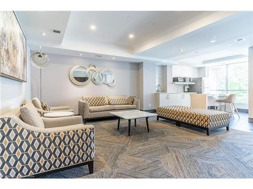 607-40 Old Mill Road, Oakville, ON - Indoor Photo Showing Living Room