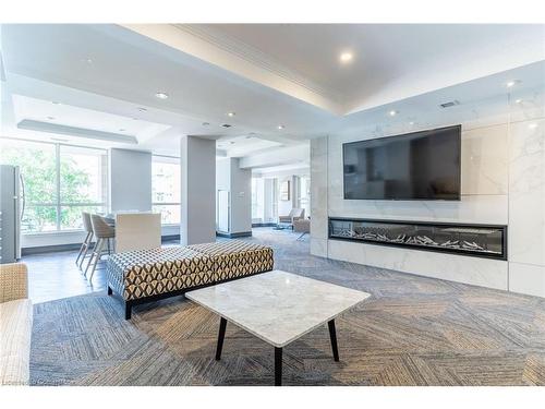 607-40 Old Mill Road, Oakville, ON - Indoor Photo Showing Living Room