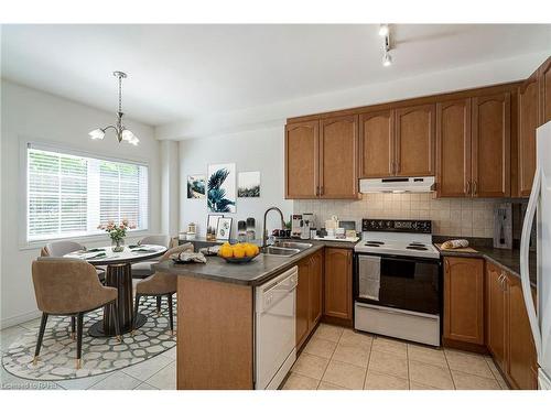 7-100 Beddoe Drive, Hamilton, ON - Indoor Photo Showing Kitchen With Double Sink