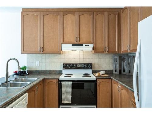 7-100 Beddoe Drive, Hamilton, ON - Indoor Photo Showing Kitchen With Double Sink